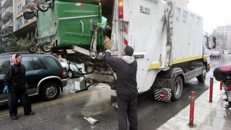 Παραλίγο τραγωδία με άστεγο στη Θεσσαλονίκη: Κοιμόταν σε κάδο σκουπιδιών και κατέληξε στην πρέσα απορριμματοφόρου
